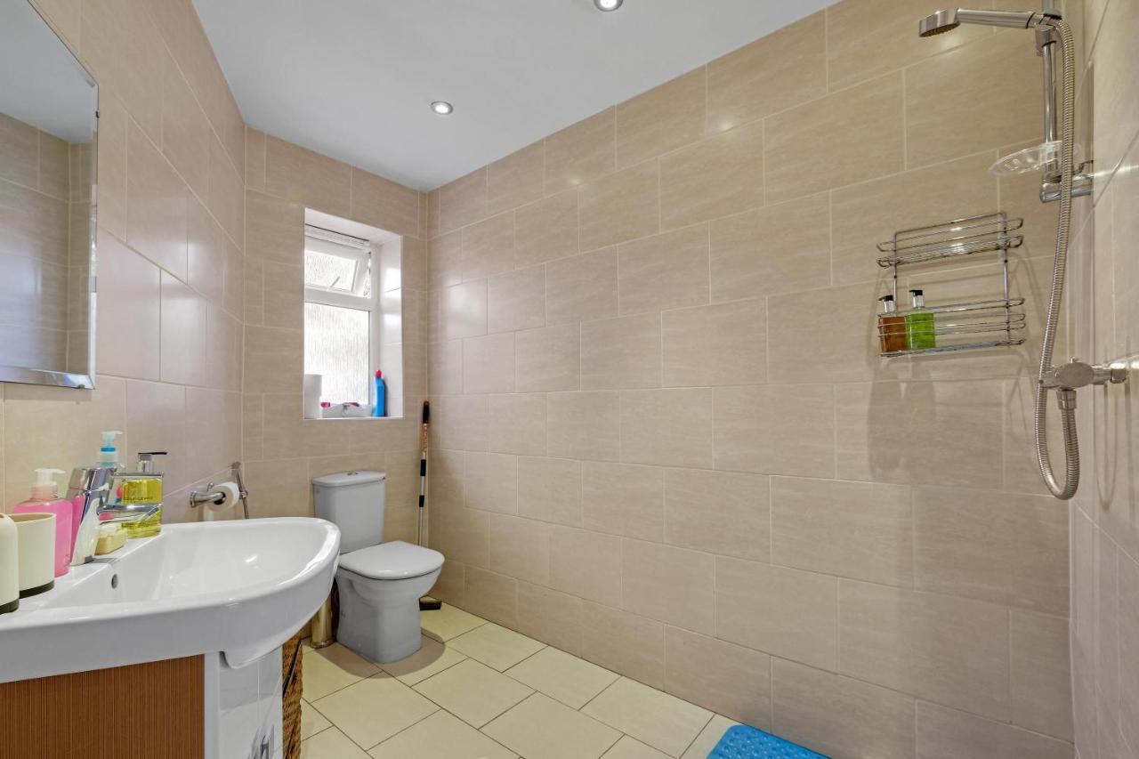 Heathrow Living St Annes Serviced House 5 Bedrooms 3 Bath By 360stays Apartment