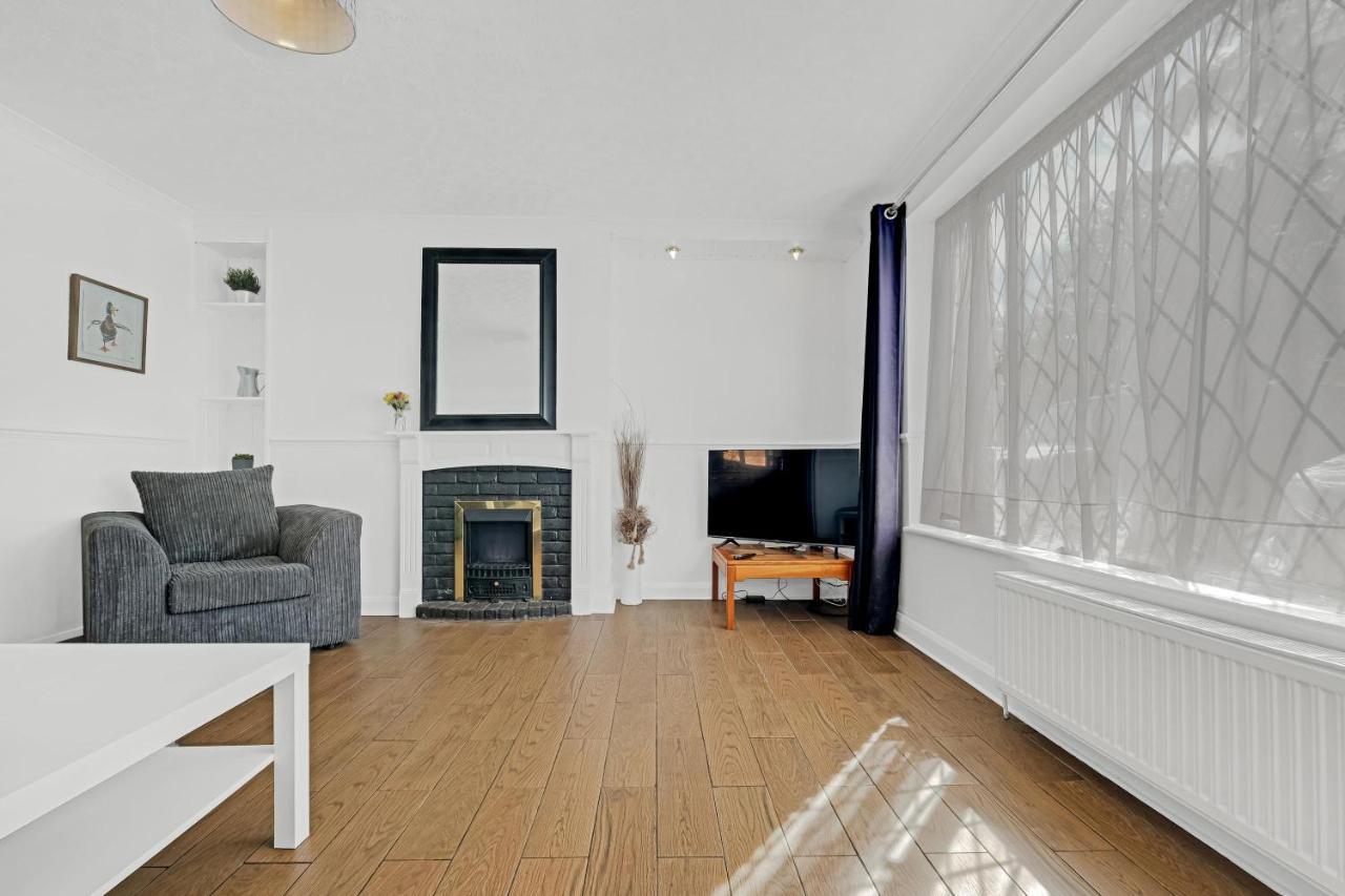 Apartment Heathrow Living St Annes Serviced House 5 Bedrooms 3 Bath By 360stays Stanwell