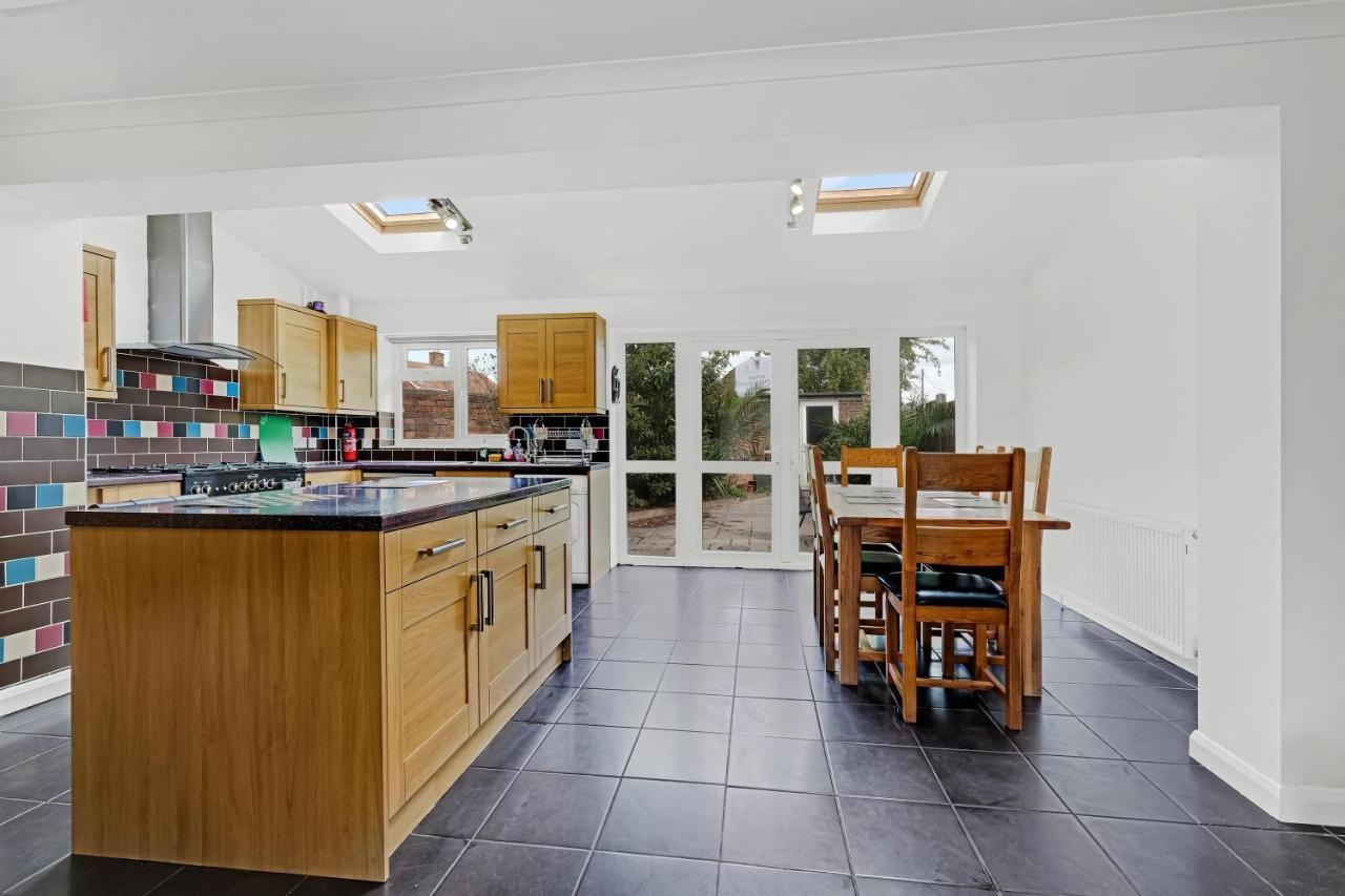 Heathrow Living St Annes Serviced House 5 Bedrooms 3 Bath By 360stays
